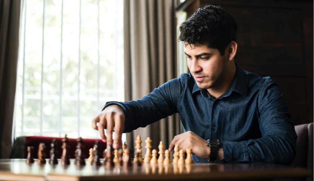 Homem jogando xadrez, um jogo para aumentar a inteligência